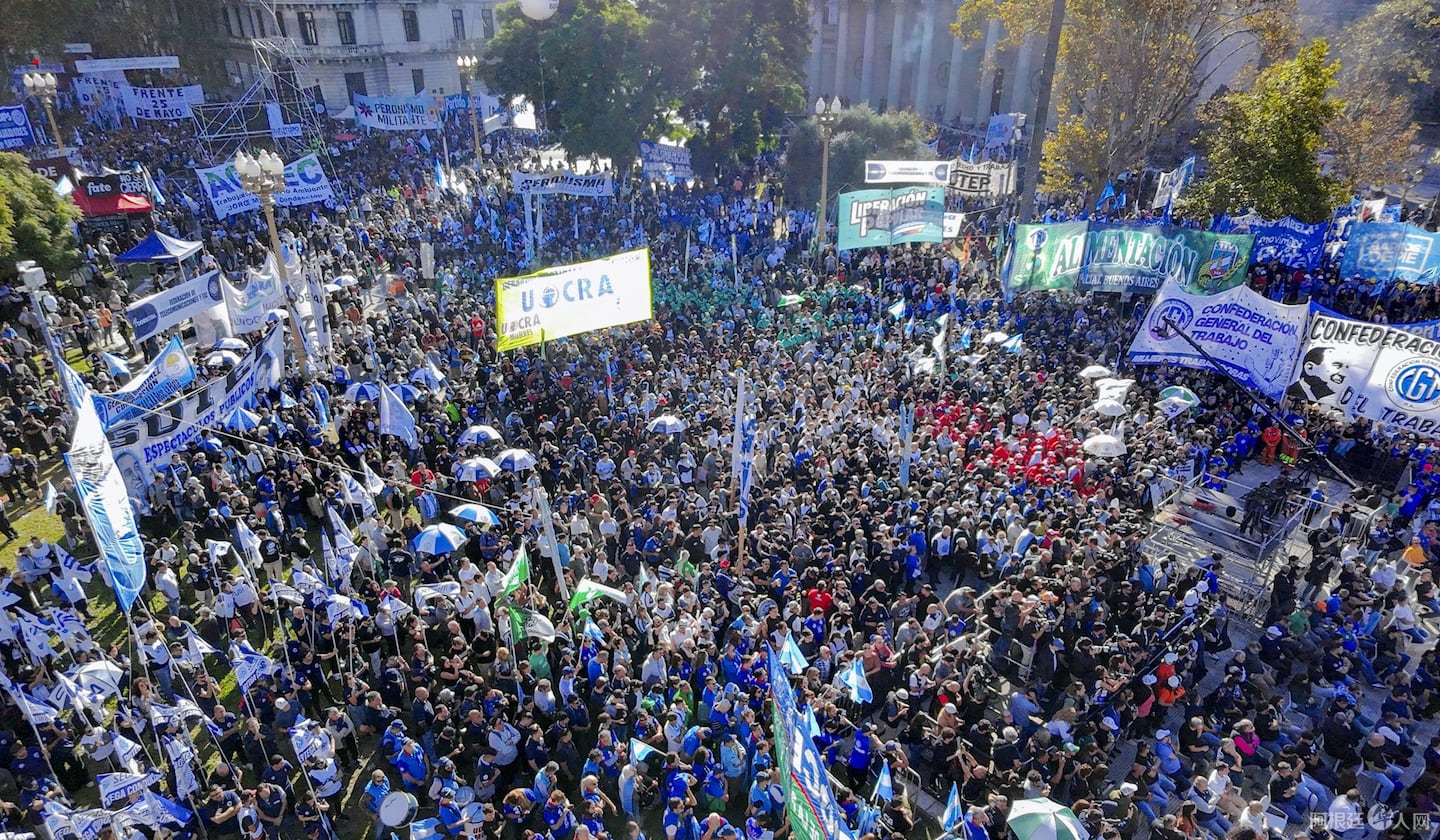 movimientos-sindicales-politicos-y-sociales-se-movilizaron-a-la-plaza-de-mayo-con-consignas-contra-el-gobierno-foto-nadaniel-vides-3OAEC7D6CVEXBOSRX5LRSPNBMU