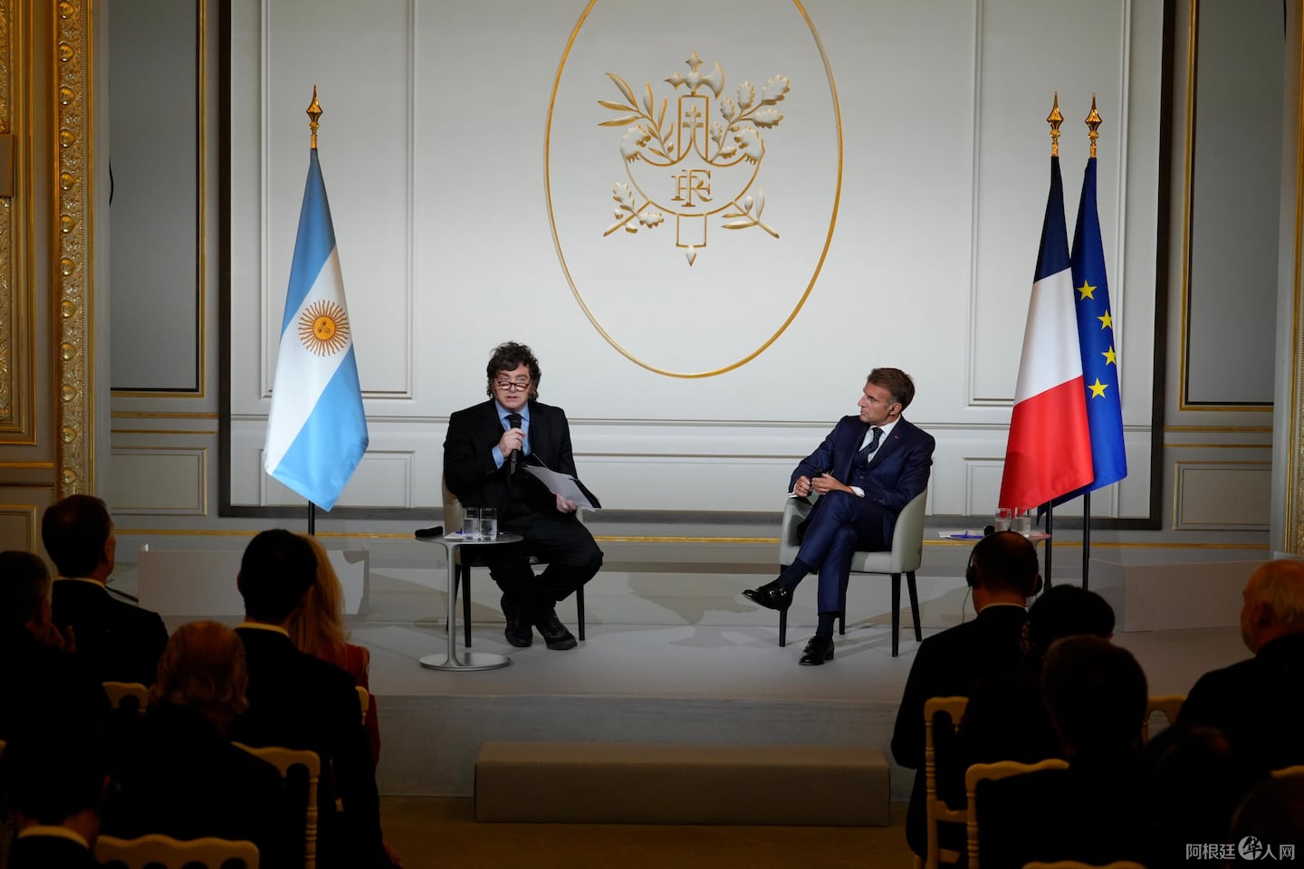 javier-milei-y-emmanuel-macron-en-el-palacio-eliseo-donde-hablaron-ante-un-auditorio-de-empresarios-y-dirigentes-argentinos-y-franceses-foto-presidencia-EESNLPJRIBGKZH2QPPMCRDTCZE