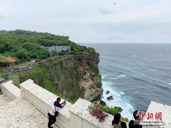 2月11日，距印度尼西亚发生新冠肺炎疫情已过去9个多月，巴厘岛作为国际著名旅游目的地，旅游业遭受重创。图为情人崖景区游客稀少。中新社发 赖洪元 摄
