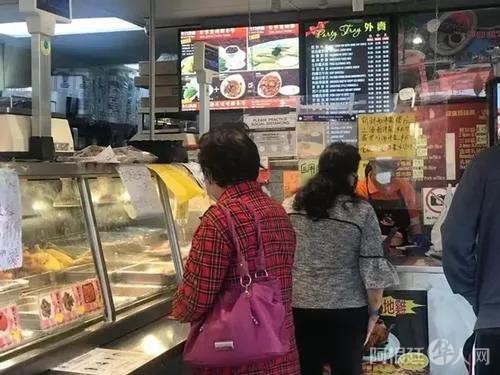 资料图：美国加州洛杉矶县关闭户外餐饮，但允许做外卖。(美国《世界日报》/杨青 摄)