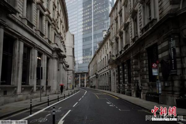 资料图：1月5日，英国采取了第三次严格性封锁措施，伦敦街头行人稀少。图为伦敦金融区街头空空荡荡。