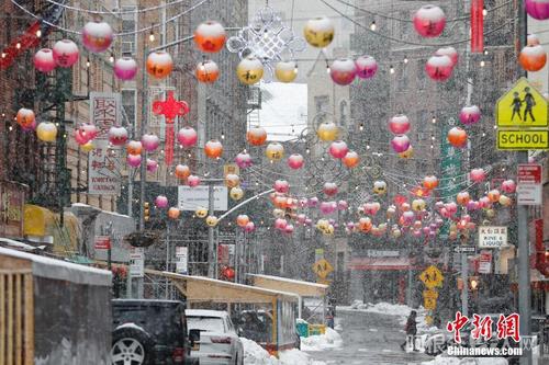 当地时间2月7日，美国纽约连日降雪，曼哈顿中国城白雪皑皑。 中新社记者 廖攀 摄