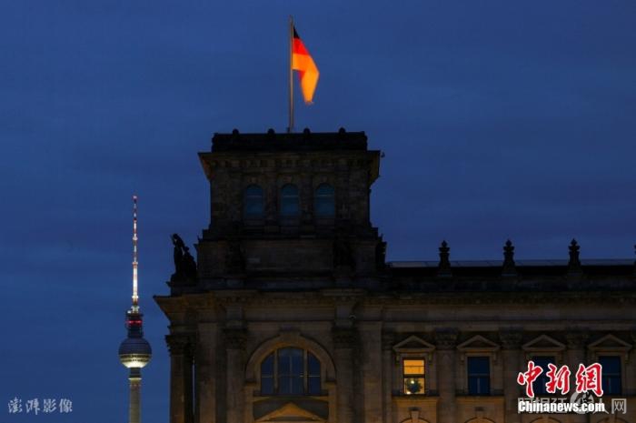 为节约能源，德国柏林标志性建筑立面照明减少。图片来源：ICphoto