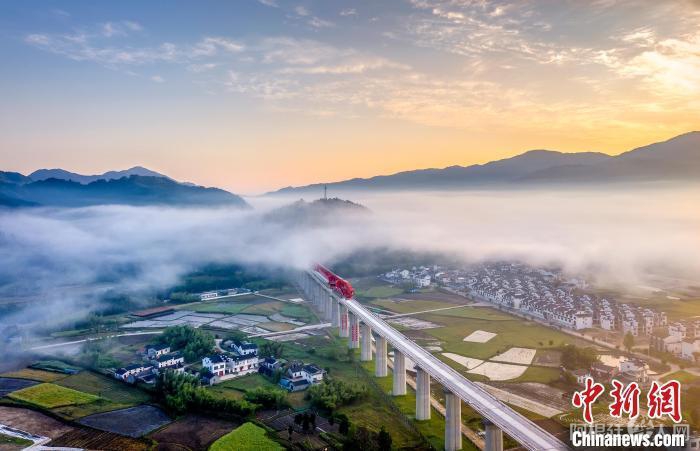 资料图：安徽高铁黄金旅游线路——池黄高铁穿云破雾风景如画。　李和平 摄
