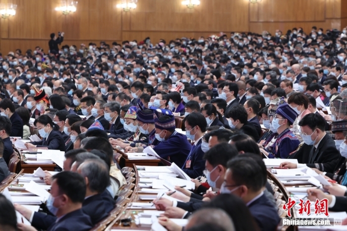 3月5日，十四届全国人大一次会议在北京人民大会堂开幕。中新社记者 盛佳鹏 摄