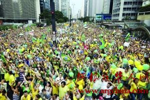 当地时间3月15日，圣保罗民众上街游行，要求弹劾总统罗塞夫