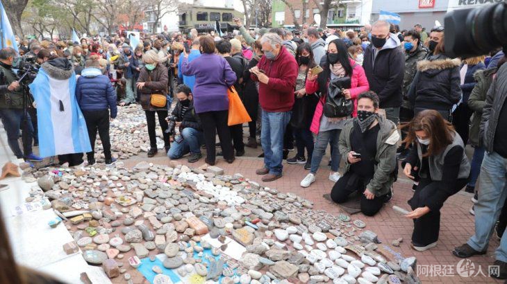 cientos-personas-se-congregaron-la-quinta-olivos-y-la-casa-rosada-homenajear-las-victimas-del-covid-19-y-protestar-contra-el-gobierno