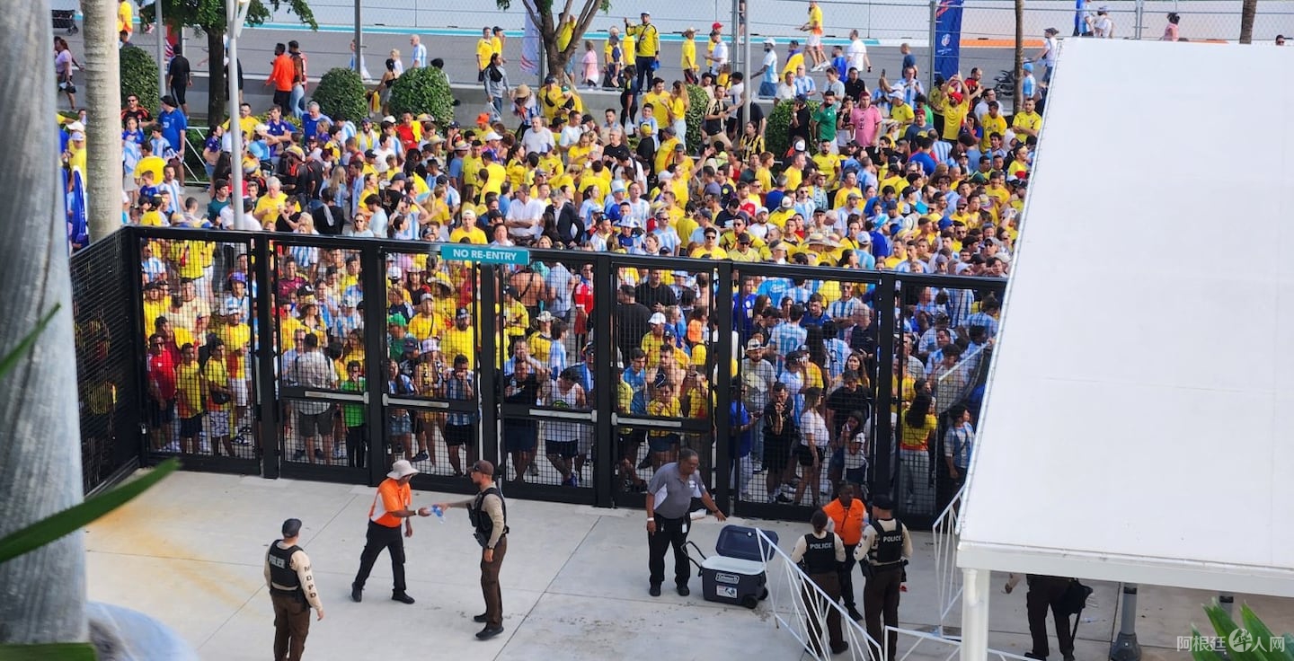 la-gente-que-esperaba-para-entrar-al-hard-rock-stadium-4V65RFP46ZCDLGAKR2EOFD364M