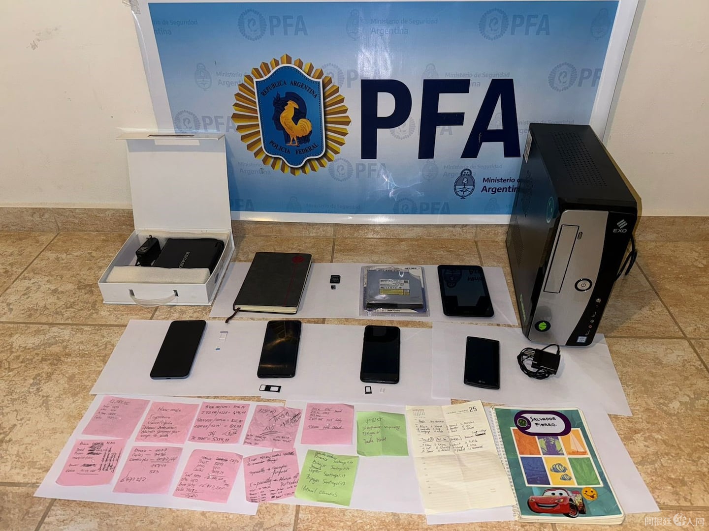 las-libretas-con-anotaciones-los-celulares-y-la-cpu-que-incautaron-durante-los-allanamientos-foto-pfa-J2HRTGVW7FAKLL6EYQOLUJQ7TM