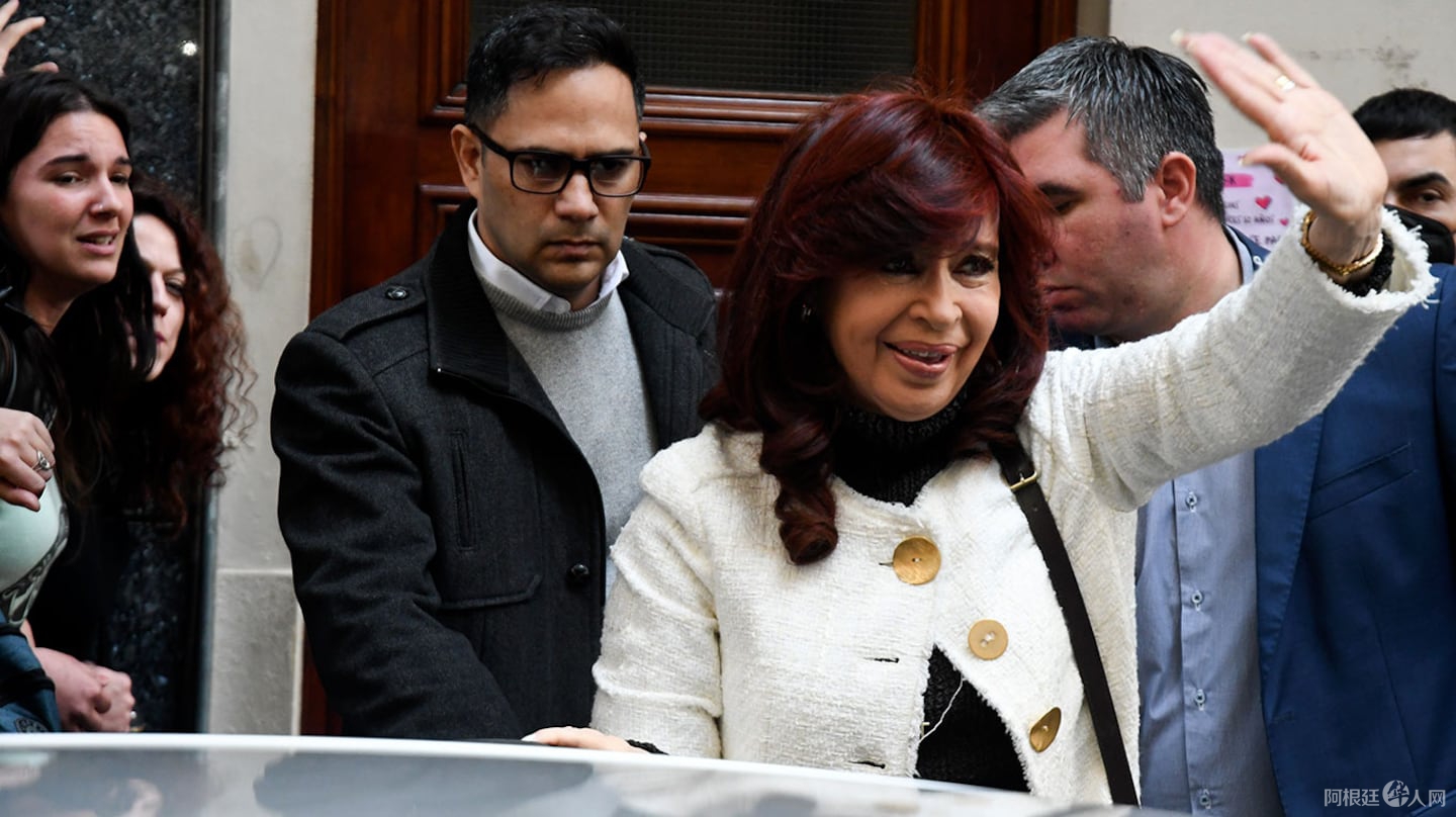 cristina-kirchner-saluda-a-la-militancia-en-la-puerta-de-recoleta-foto-telam-3FKCB2LICZE25CVFT6DBRD2ABI