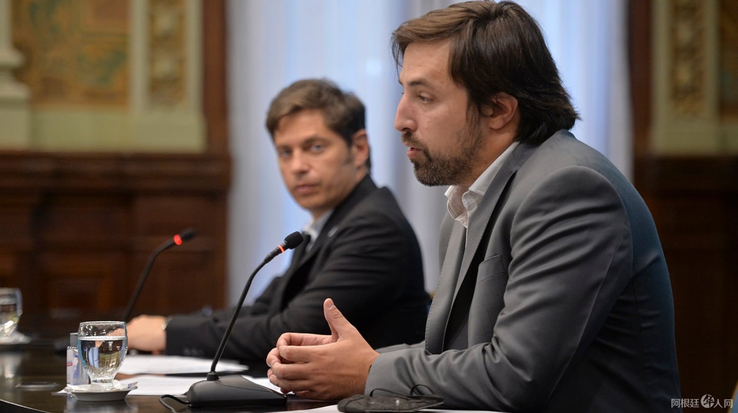 el-gobernador-axel-kicillof-junto-al-ministro-de-salud-nicolas-kreplak-en-el-salon-dorado-de-la-casa-de-gobierno-foto-na-XV6AH5E7RBD3NNZD4AMG4PCOQQ-4