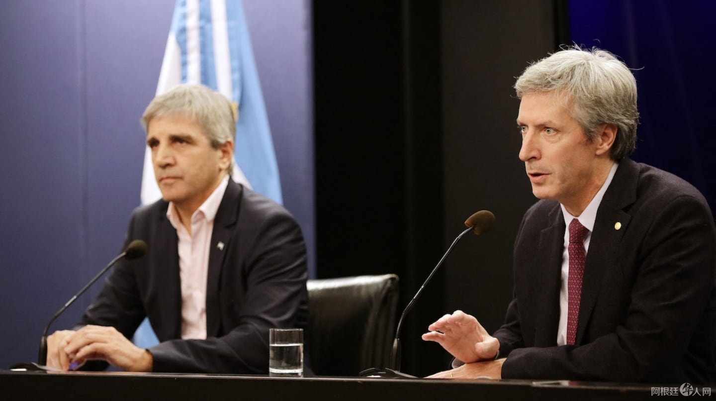 el-presidente-del-banco-central-santiago-bausili-en-una-conferencia-de-prensa-junto-al-ministro-de-economia-luis-caputo-foto-emiliano-lasalviaafp-VUGOKCM2P5HZPCBTNW4PZUYNR4-2