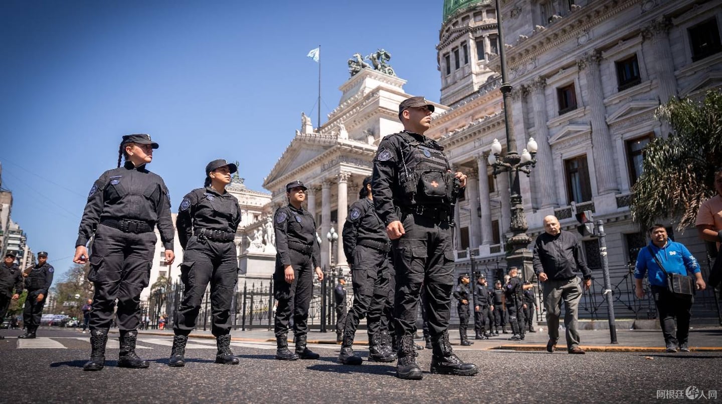 custodia-en-los-alrededores-del-congreso-foto-leandro-herediatn-SURKEYTDDVCHPKNZBSDTFMWYSM