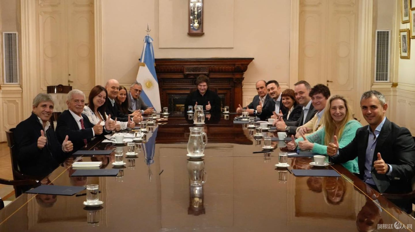 el-presidente-javier-milei-con-su-gabinete-en-casa-rosada-foto-xmadorni-RXMJ4TSF45E6NL74I4VDA3SV3I-2 el-presidente-javier-milei-con-su-gabinete-en-casa-rosada-foto-xmadorni-RXMJ4TSF45E6NL74I4VDA3SV3I-2