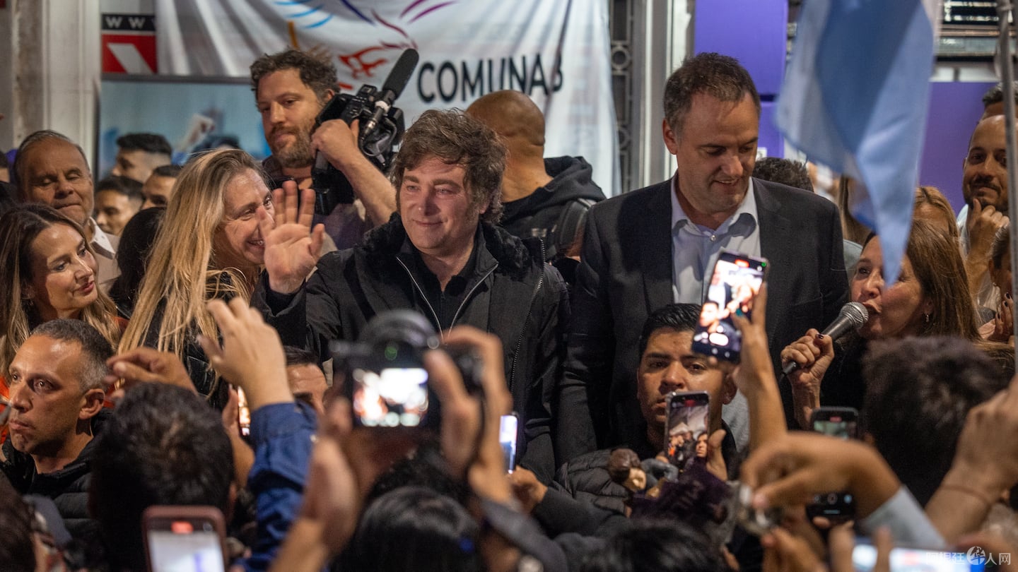 javier-milei-junto-a-manuel-adorni-en-un-acto-de-campana-en-villa-lugano-foto-leandro-heredia-tn-GJMTL6HNOBGWNKGFQCQECO3FWQ