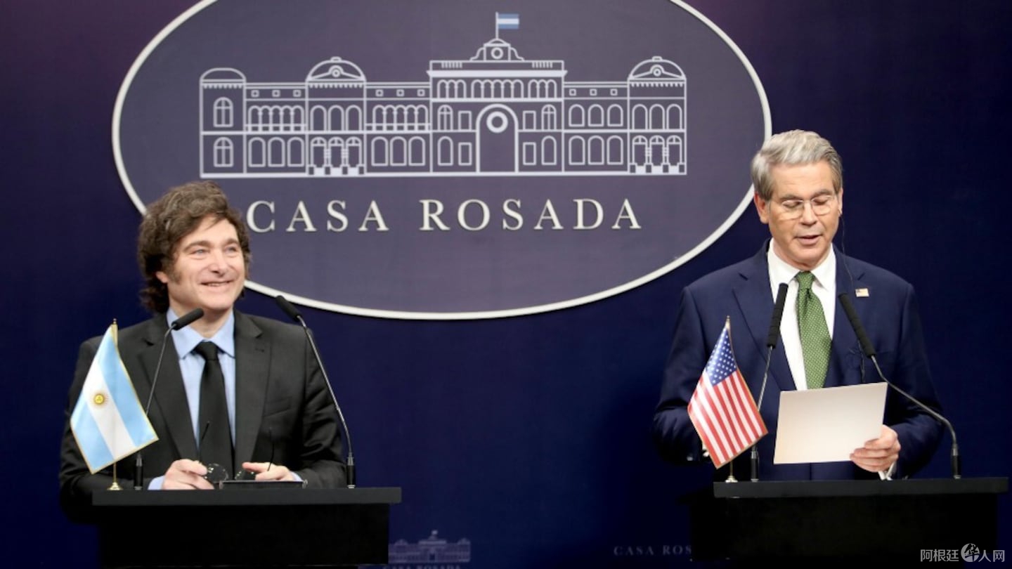 javier-milei-en-la-declaracion-conjunta-con-el-secretario-del-tesoro-de-los-estados-unidos-scott-bessent-en-casa-rosada-foto-presidencia-QZYXHPOHD5CNZHNOIKQCZTTQNA-2