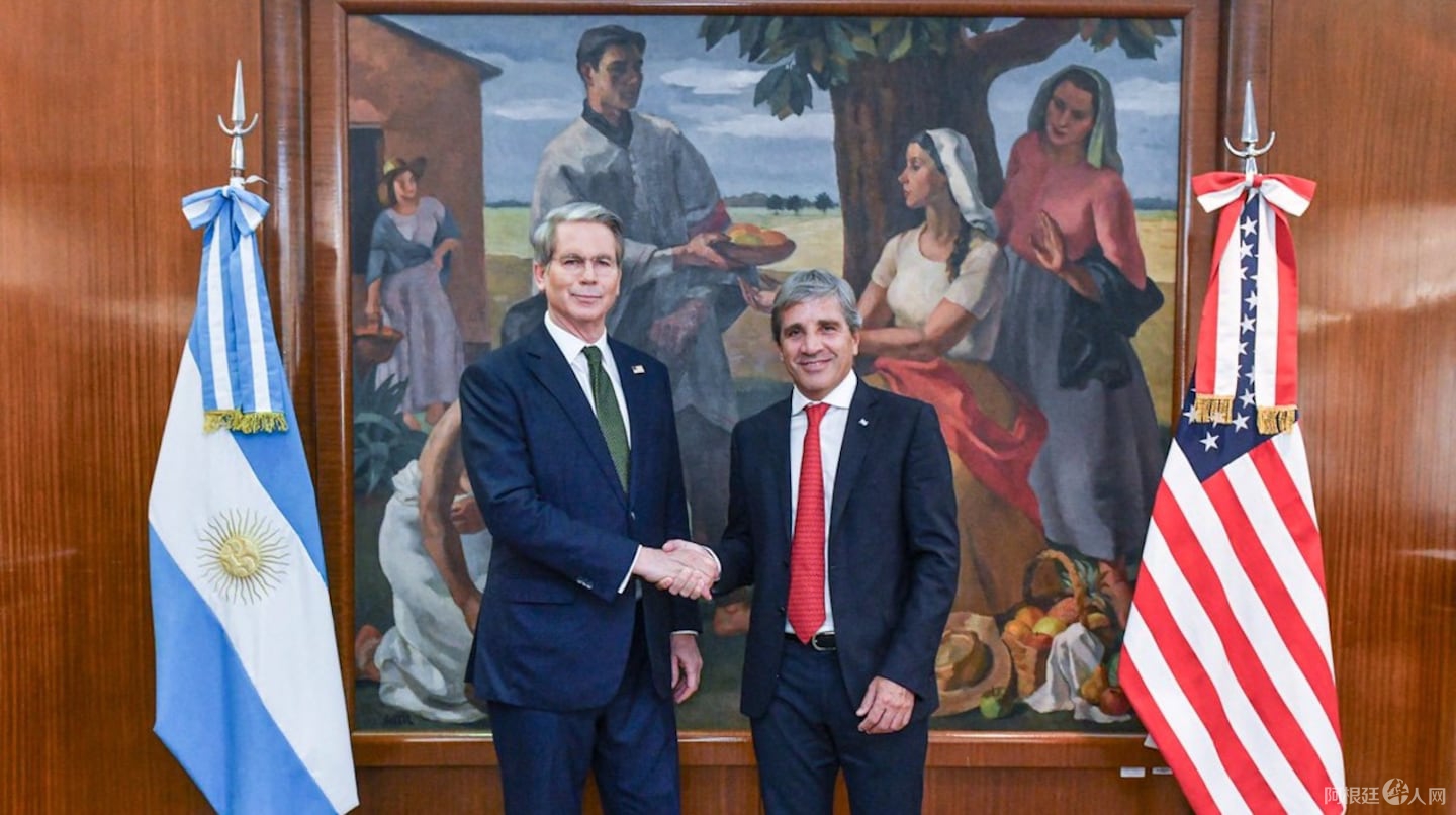 el-secretario-del-tesoro-de-eeuu-scott-bessent-con-el-ministro-de-economia-argentino-luis-caputo-durante-su-visita-al-pais-en-abril-de-2025-foto-luiscaputoarx-767Z2ZESGRAU3NJAV7J7EFEONE