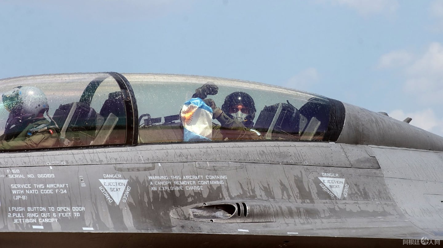 los-aviones-de-combate-f-16-hicieron-un-vuelo-rasante-por-caba-y-milei-encabezo-un-acto-de-inauguracion-foto-ministerio-de-defensa-QY5FHEH6SZG3NGT37UYACDL5VA