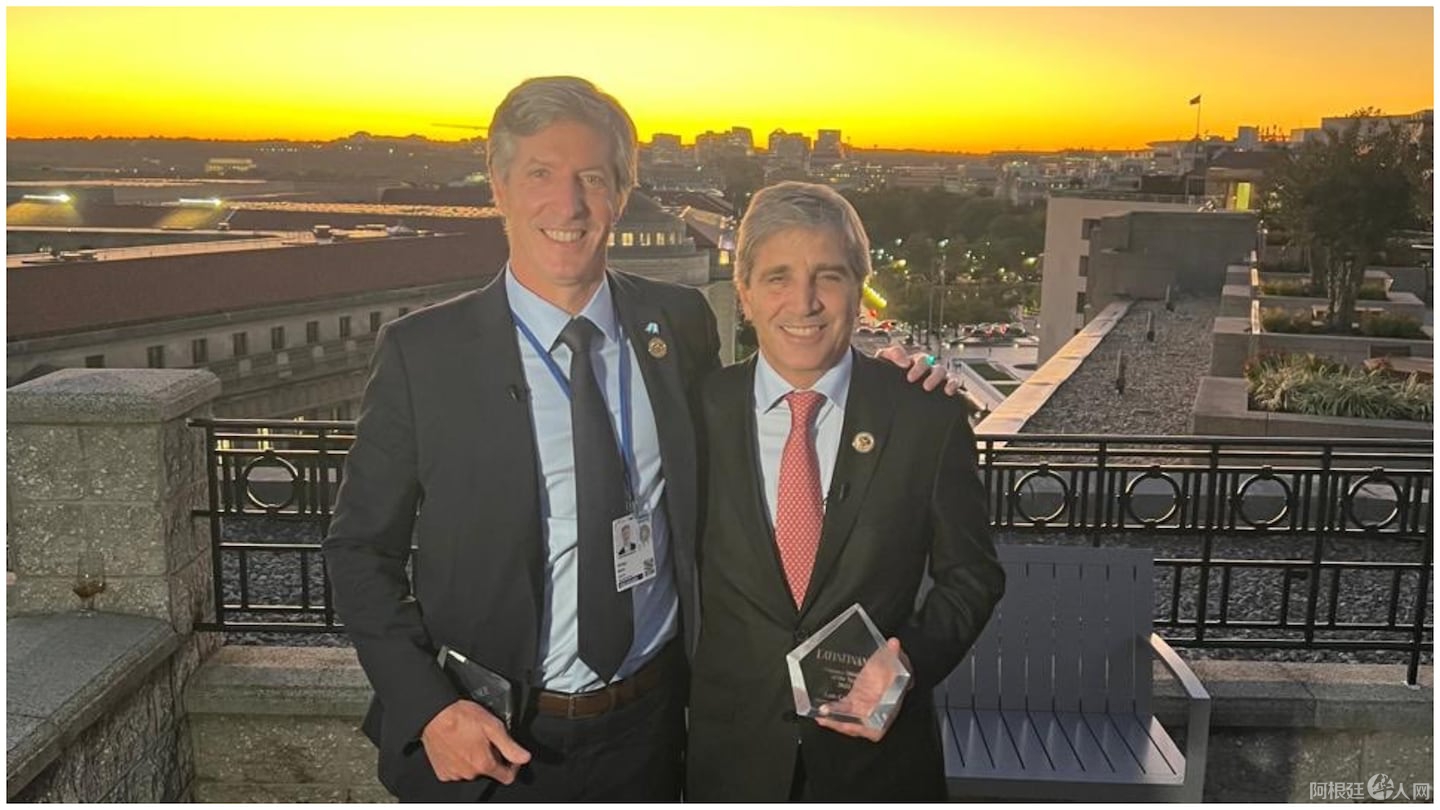 el-ministro-de-economia-luis-caputo-y-el-presidente-del-banco-central-santiago-bausili-hablaron-ante-empresarios-en-eeuu-foto-xluiscaputoar-F2YAV4SU25GQ3HHPTFWM2YCVVM