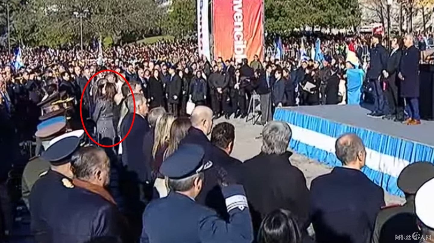 la-llamativa-postura-de-victoria-villarruel-con-milei-durante-el-himno-que-mostro-la-transmision-oficial-captura-de-video-I27AAQDMKNGGPEVLYE4VD2P75Y la-llamativa-postura-de-victoria-villarruel-con-milei-durante-el-himno-que-mostro-la-transmision-oficial-captura-de-video-I27AAQDMKNGGPEVLYE4VD2P75Y