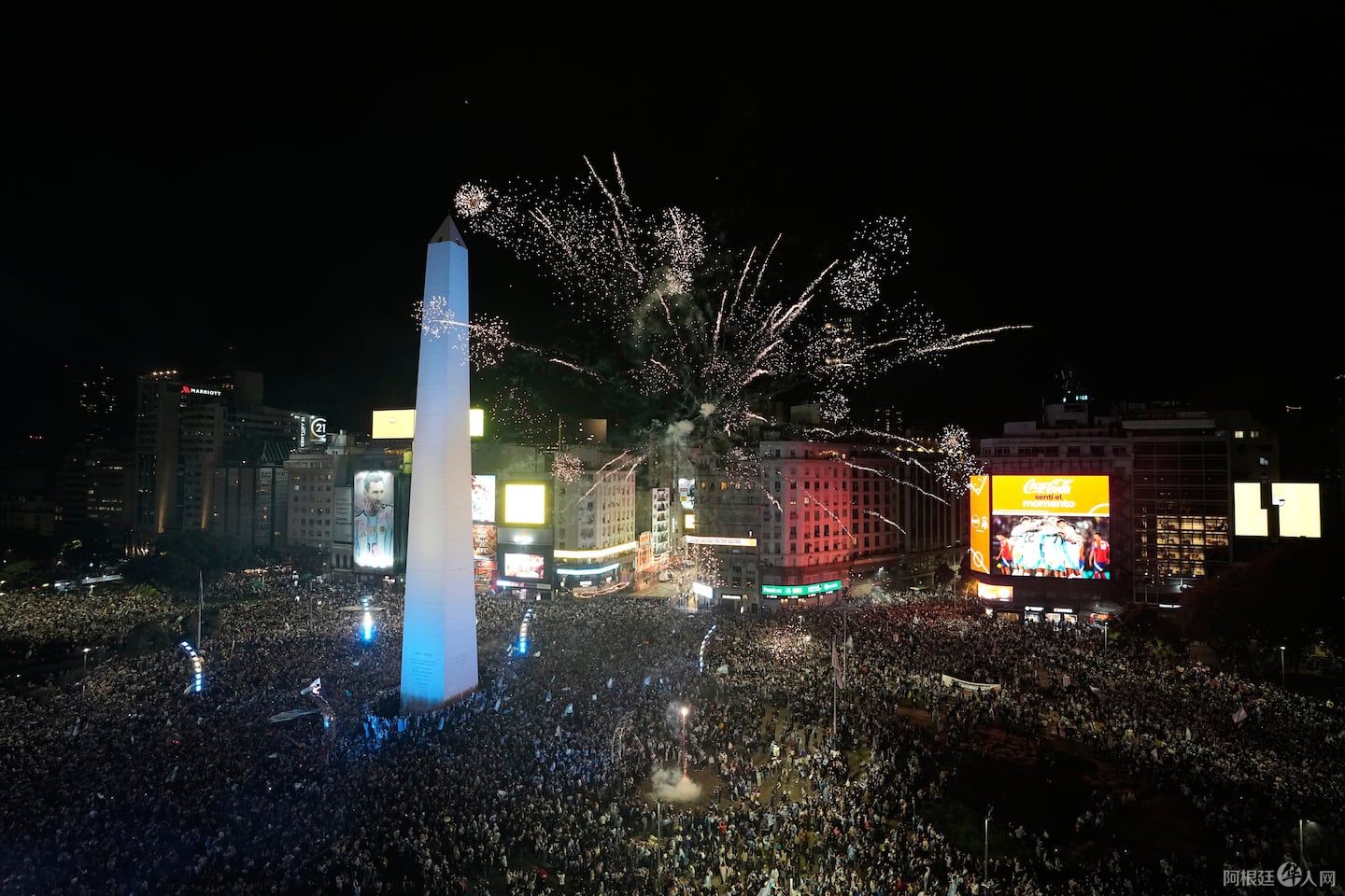 una-multitud-celebra-en-el-obelisco-el-triunfo-de-argentina-en-la-semifinal-mundialista-ante-inglaterra-ap-fotonatacha-pisarenko-YI5KRMQACBLF4NQHJMOMWWWK3A una-multitud-celebra-en-el-obelisco-el-triunfo-de-argentina-en-la-semifinal-mundialista-ante-inglaterra-ap-fotonatacha-pisarenko-YI5KRMQACBLF4NQHJMOMWWWK3A