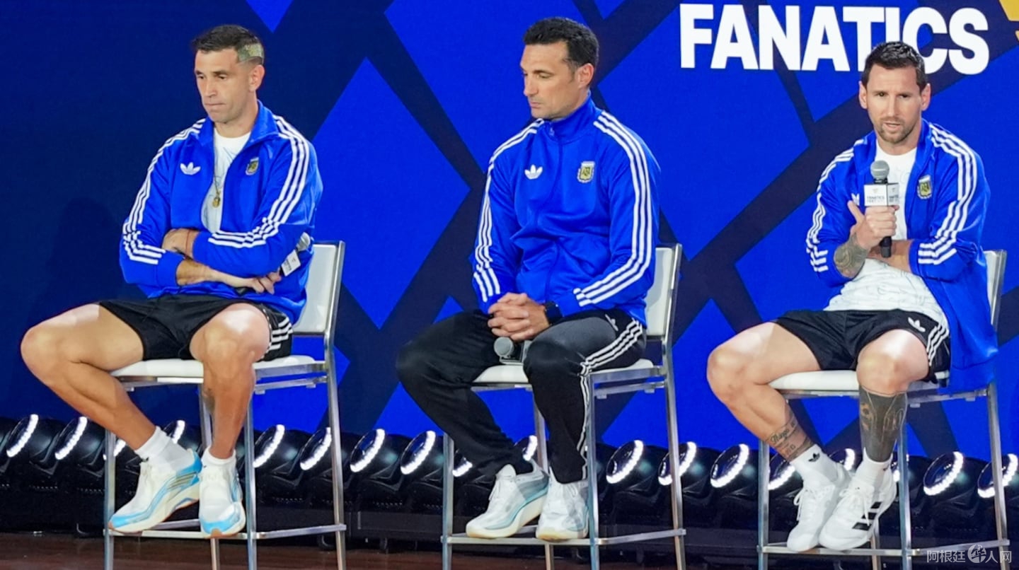 antes-de-la-final-del-mundial-messi-scaloni-y-el-dibu-martinez-participan-de-un-evento-de-la-fifa-ante-miles-de-fanaticos-foto-ap-AH7QGSPQNNAEHHLQXAPGYHLYIE antes-de-la-final-del-mundial-messi-scaloni-y-el-dibu-martinez-participan-de-un-evento-de-la-fifa-ante-miles-de-fanaticos-foto-ap-AH7QGSPQNNAEHHLQXAPGYHLYIE