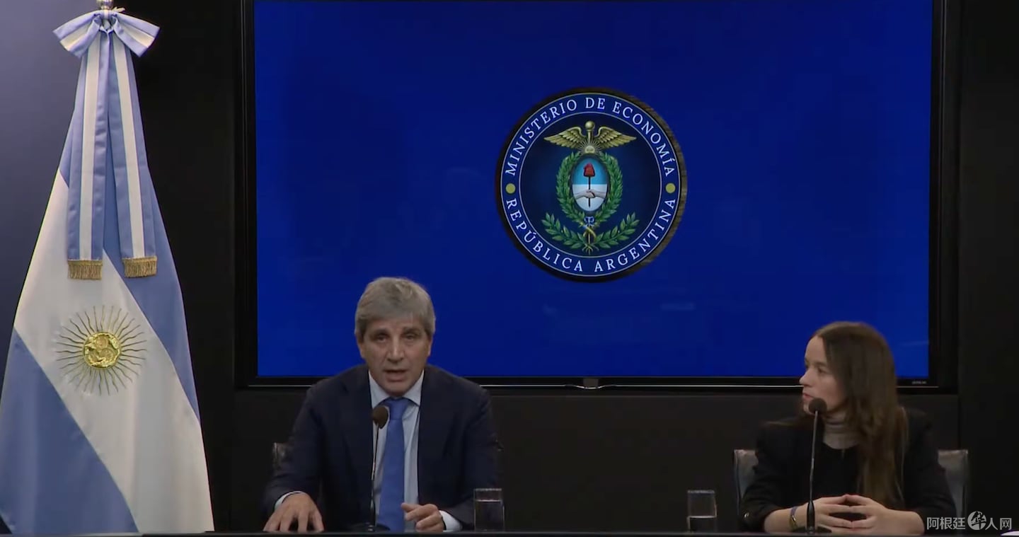 el-ministro-de-economia-luis-caputo-junto-con-maria-ibarzabal-murphy-secretaria-legal-y-tecnica-PAOY2UXARVHBBNECLN6JDU6IJM