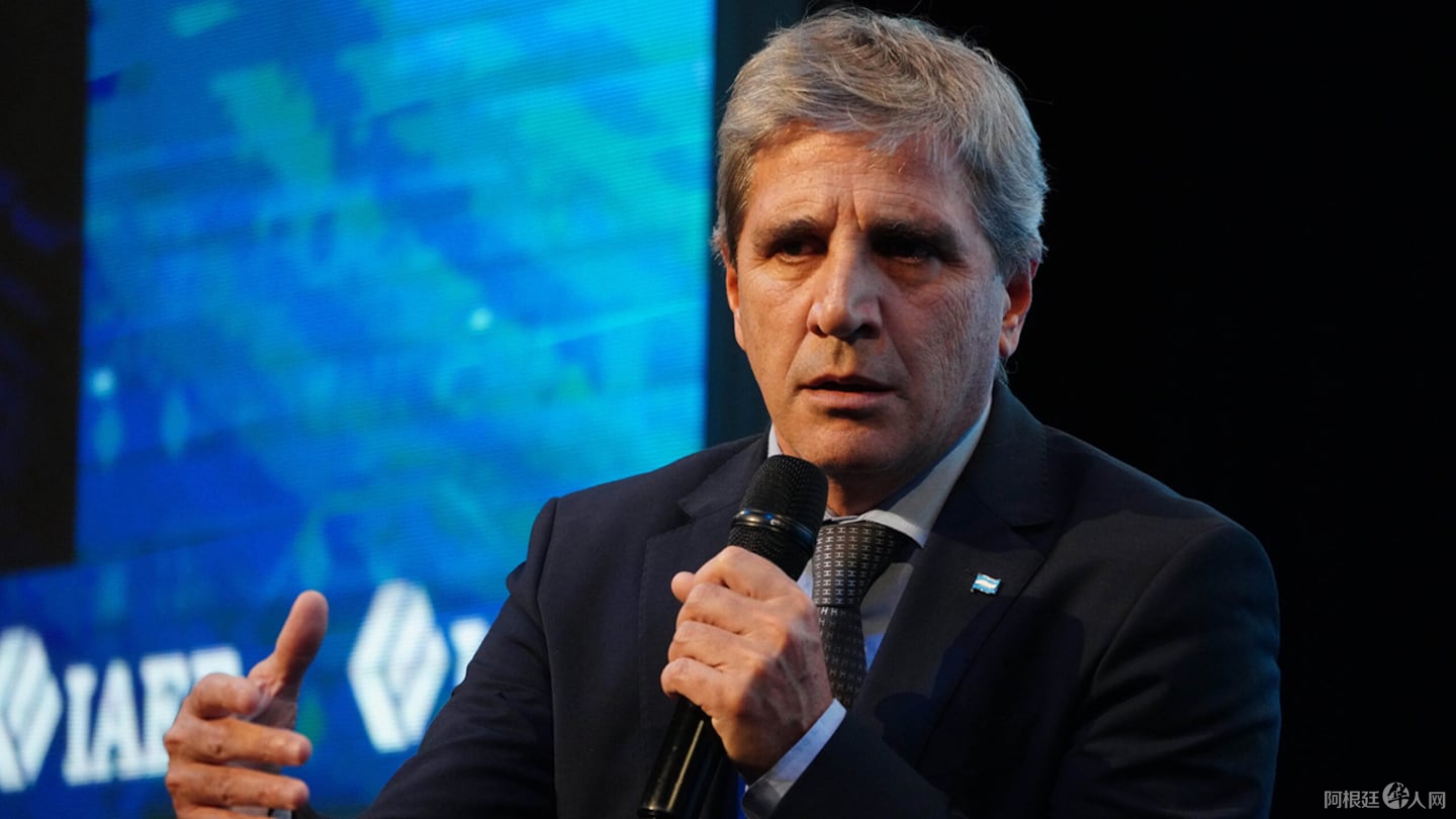 luis-caputo-reconocio-que-persiste-la-desconfianza-en-el-sistema-financiero-la-gente-ahorra-en-dolares-y-los-pone-abajo-del-colchon-foto-na-BIKAA4DCJRFBBNQHJB35IU6QTY