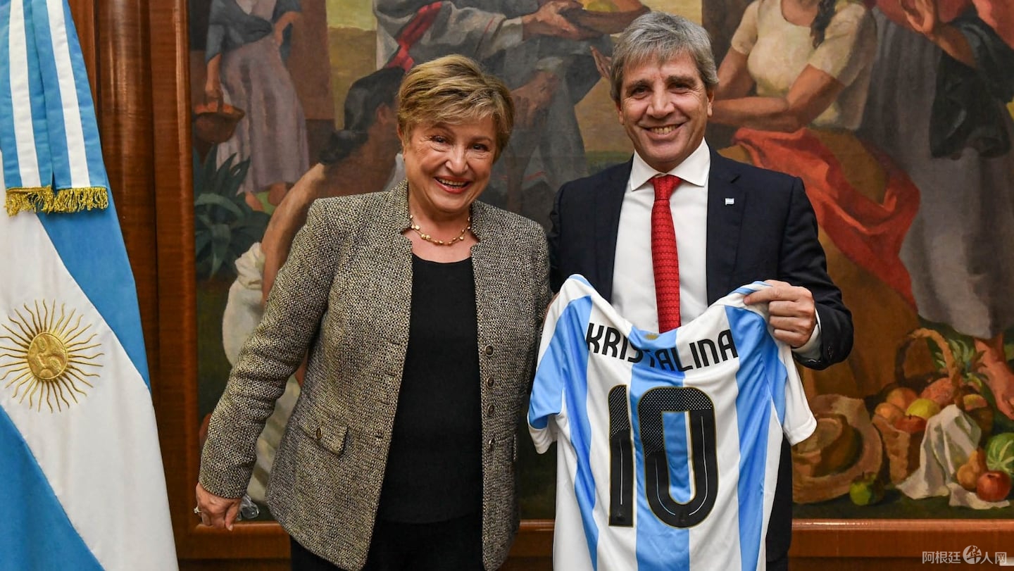 el-ministro-de-economia-luis-caputo-y-la-titular-del-fmi-kristalina-georgieva-durante-su-paso-por-el-palacio-de-hacienda-foto-x-kgeorgieva-EXAJ6YSXBVD7BMVQRXDVJJ2O2Y