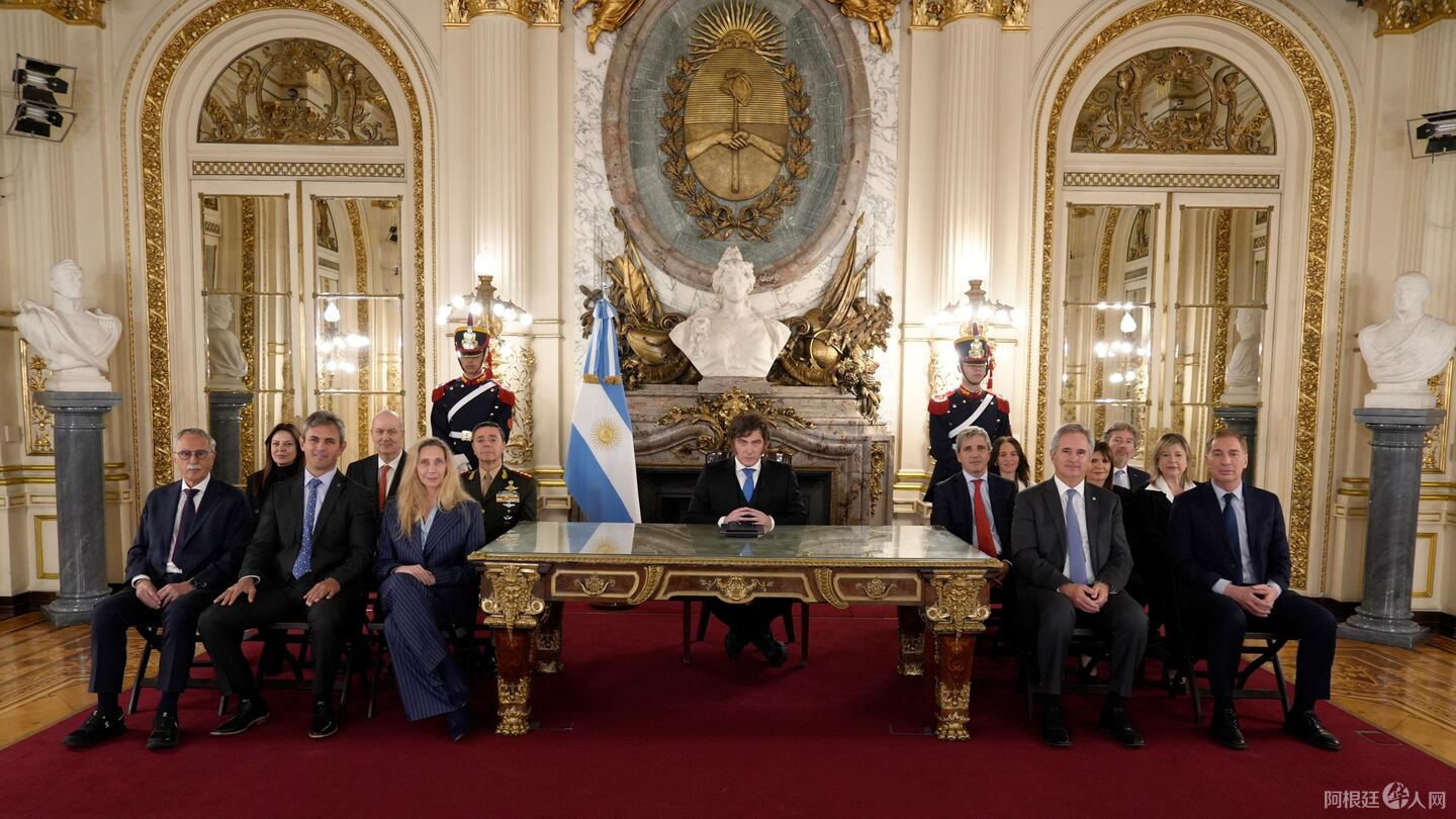 javier-milei-habo-en-cadena-nacional-sobre-malvinas-junto-a-todo-su-gabinete-foto-presidencia-7UFFDAX5OZEIFKDE7ECUCKU2HY javier-milei-habo-en-cadena-nacional-sobre-malvinas-junto-a-todo-su-gabinete-foto-presidencia-7UFFDAX5OZEIFKDE7ECUCKU2HY