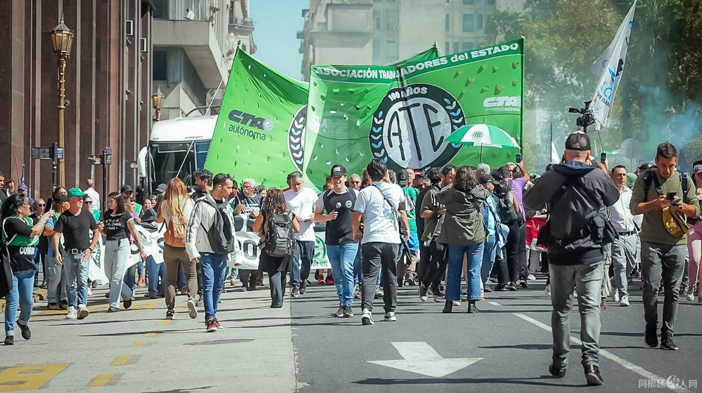 esta-semana-habra-movilizaciones-en-distintos-puntos-del-area-metropolitana-por-reclamos-vinculados-a-las-tasas-de-interes-de-los-creditos-y-a-la-situacion-del-pami-y-los-jubilados-foto-nicolas-gonzalez-tn-BWNWSG5PYRBNZDP3O4EUZ4DQOE