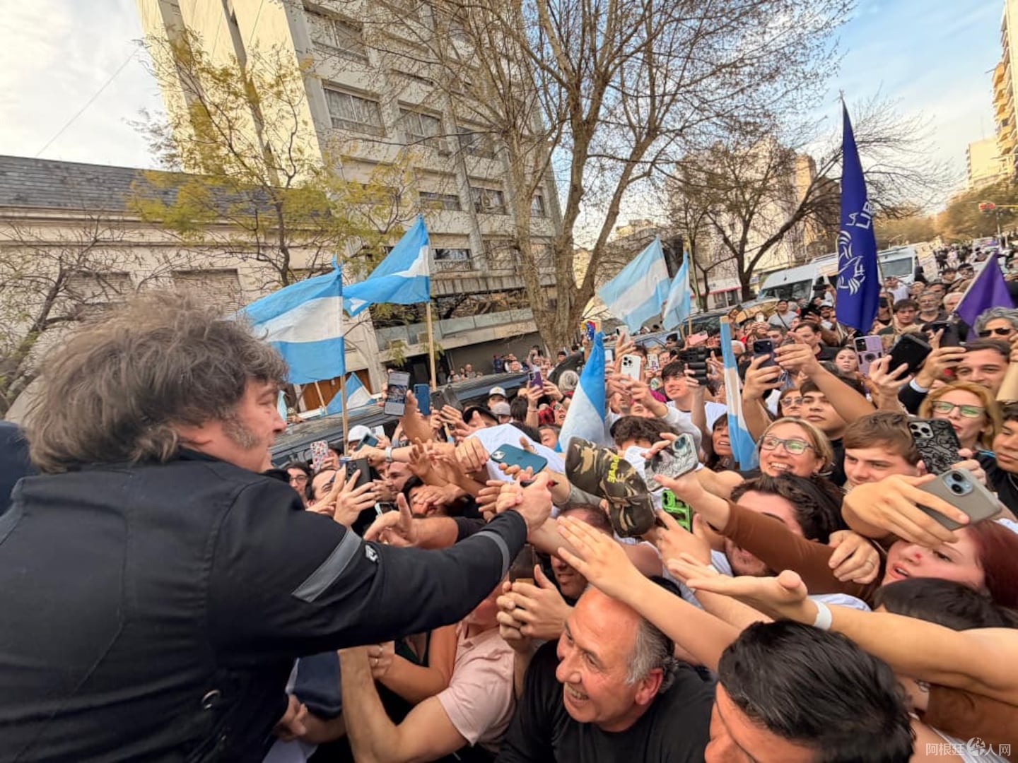 el-presidente-se-acerco-a-saludar-a-la-militancia-libertaria-que-lo-esperaba-en-bahia-blanca-foto-presidencia-BFFDHJD73NDKJMCR2CCIIYQFXE el-presidente-se-acerco-a-saludar-a-la-militancia-libertaria-que-lo-esperaba-en-bahia-blanca-foto-presidencia-BFFDHJD73NDKJMCR2CCIIYQFXE